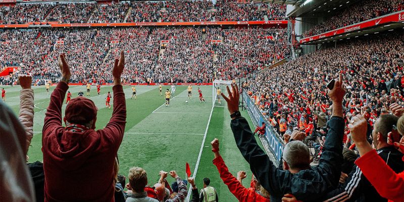 Anfield là sân vận động bóng đá nằm tại Liverpool, có sức chứa 61.276 chỗ ngồi và lớn thứ năm ở Anh