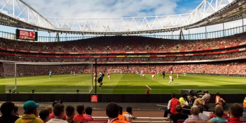 Emirates Stadium là sân bóng nổi tiếng tại Anh, là sân nhà của câu lạc bộ bóng đá Arsenal